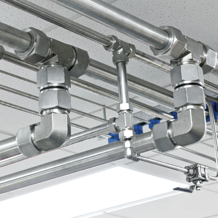 Scène d'atelier industriel avec régulateur de pression pour gaz médical ou industriel sur fond neutre