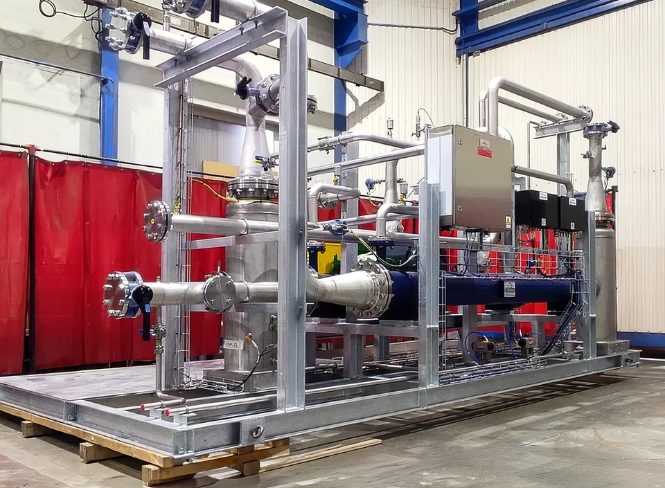 Intervention de chauffage dans un local technique avec technicien manipulant équipements de plomberie et systèmes de chauffage